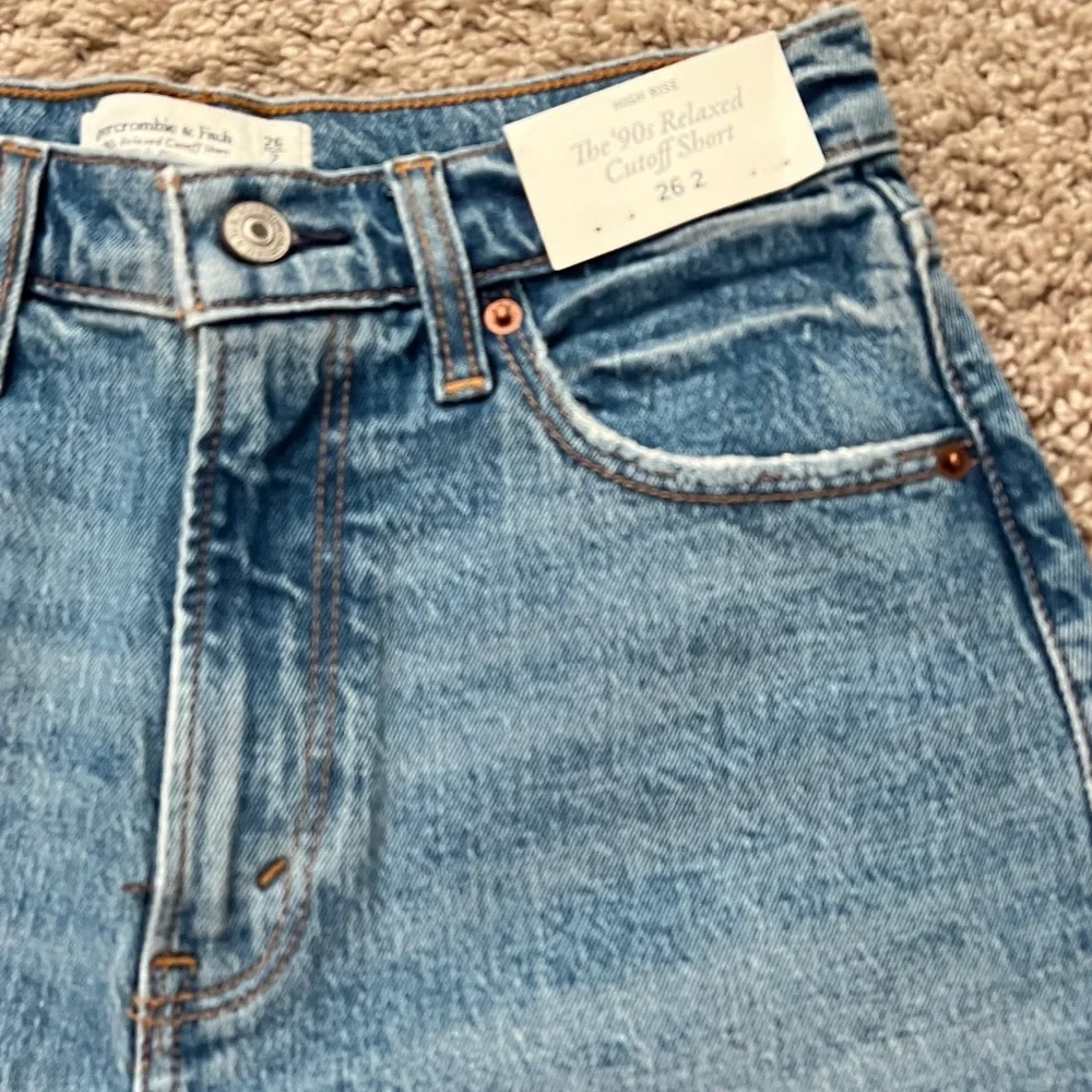 Abercrombie The 90’s Relaxed Cutoff Denim Shorts - Picture 2 of 4